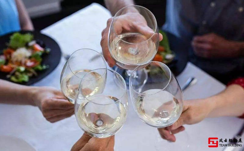 公司团建怎么敬领导酒？这里有敬酒万能话术技巧