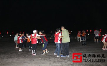 “铸造优秀团队，凝练超越自我”为主题的拓展训练活动