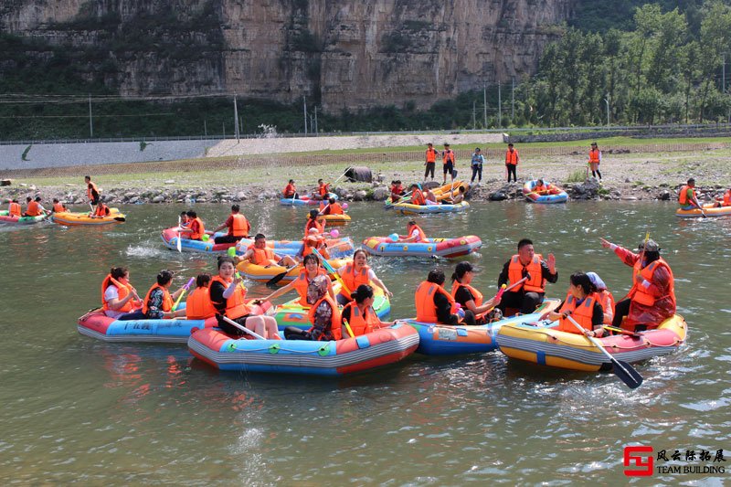 十渡东湖港景区团队漂流活动