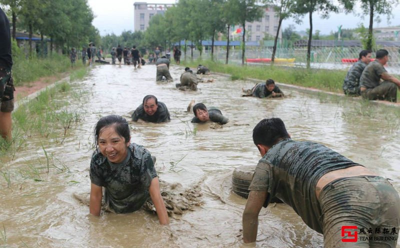 北京军事团建拓展训练-泥潭中前进