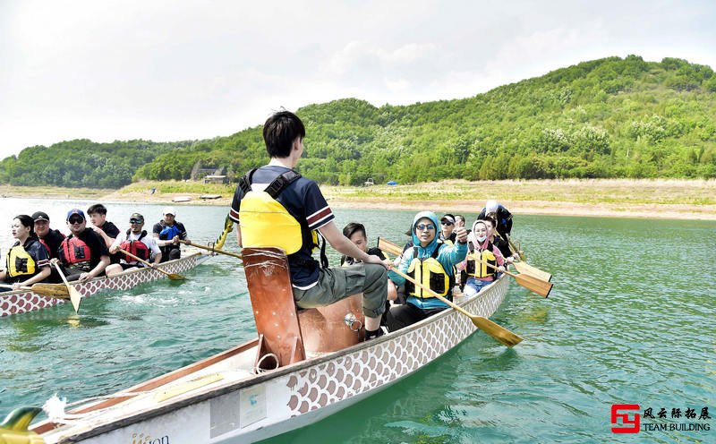 龙舟团建活动现场照片